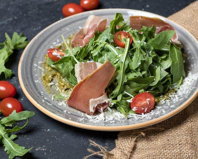 Közlenmiş Biberli Peynirli Salata
